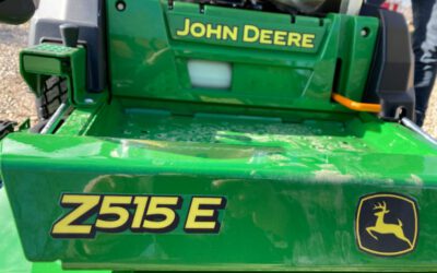 Bemutatkozik a JOHN DEERE Z515E ZTRAK fűnyíró traktor