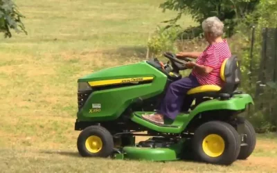 John Deere fűnyíró traktorral lepte meg magát egy 97 éves amerikai hölgy a születésnapjára